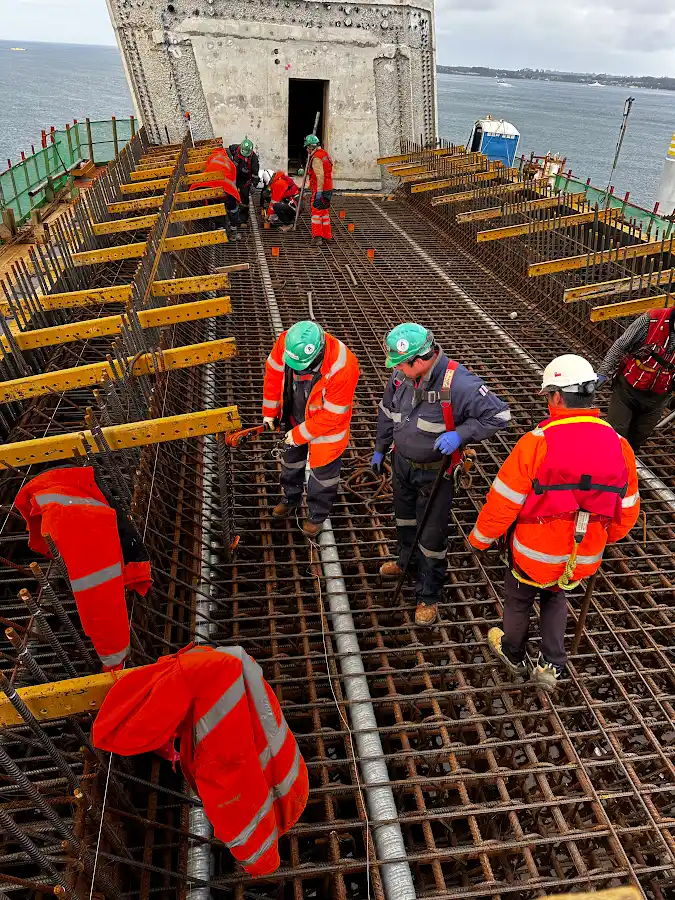 Equipo de obra trabajando sobre la armadura de la pila central